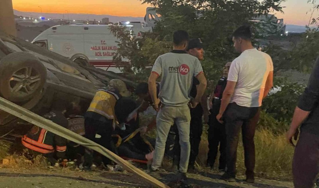 Malatya’da kamyon ile otomobilin karıştığı trafik kazasında 1’i ağır 2
