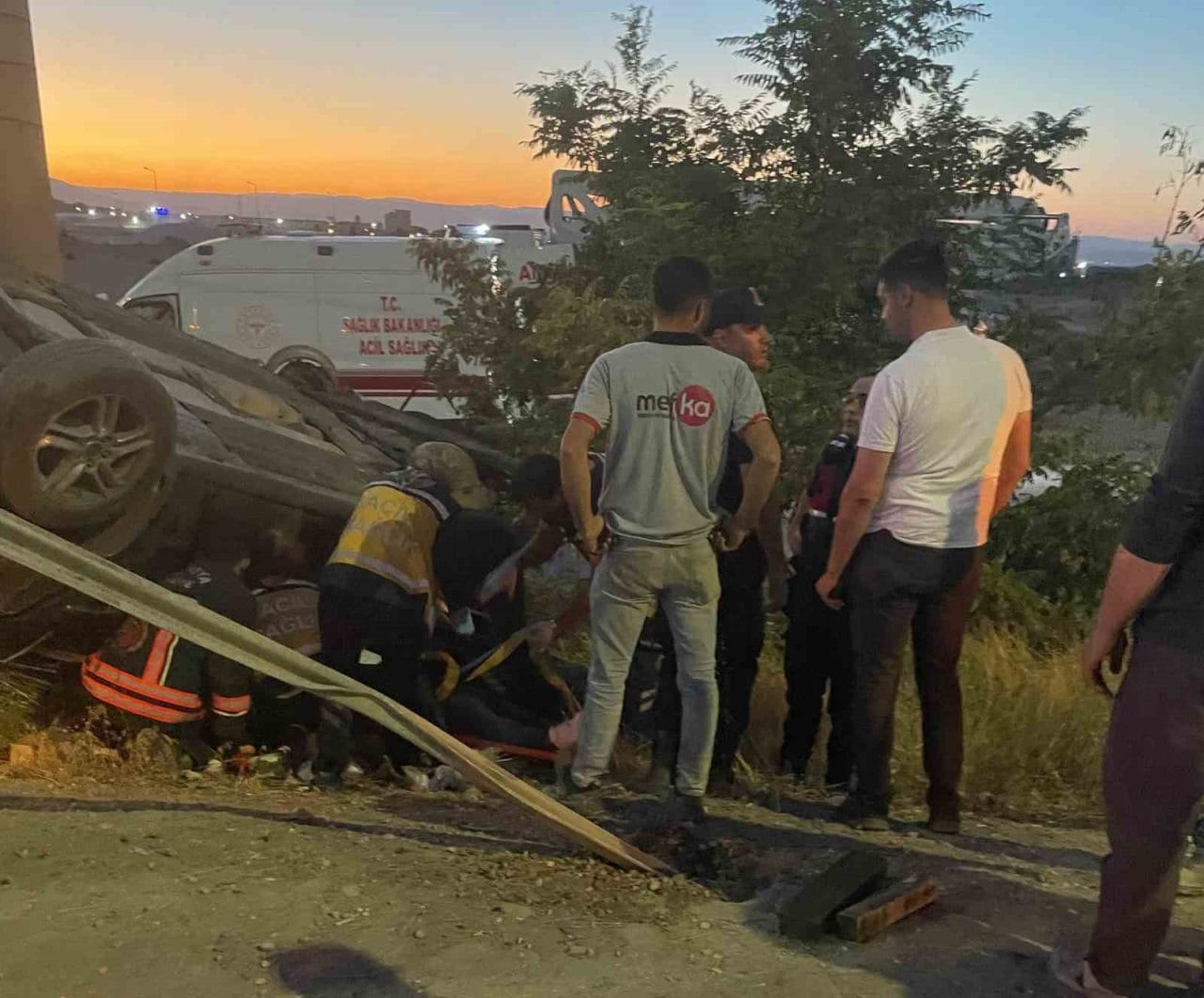 Malatya’da kamyon ile otomobilin karıştığı trafik kazasında 1’i ağır 2