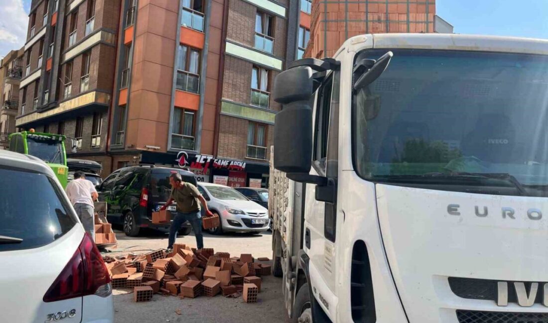 Eskişehir’de inşaat malzemesi taşıyan bir kamyondan yola düşen tuğlalar nedeniyle