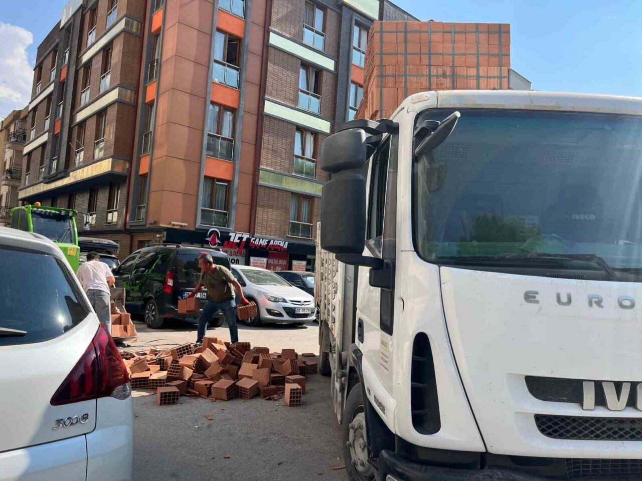 Eskişehir’de inşaat malzemesi taşıyan bir kamyondan yola düşen tuğlalar nedeniyle
