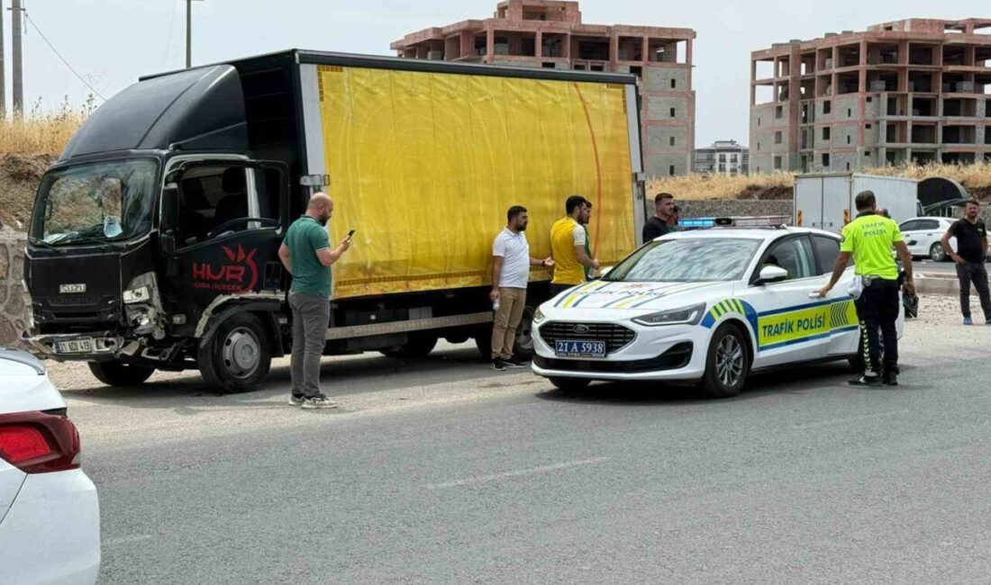 Diyarbakır’ın merkez Sur ilçesinde kamyonet ile otomobilin çarpıştığı kazada 2