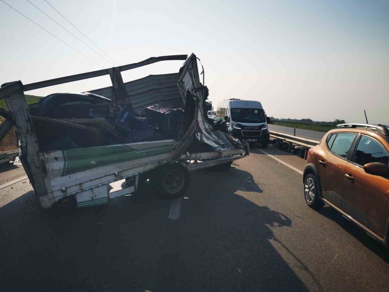 Bursa’nın Karacabey ilçesinde bir kamyonetin kamyona arkadan çarpması sonucu bir