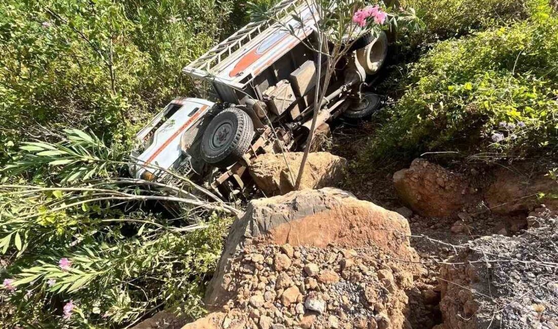 Antalya’nın Gazipaşa ilçesinde kamyonetin şarampole yuvarlandığı kazada, 3 kişi yaralandı.