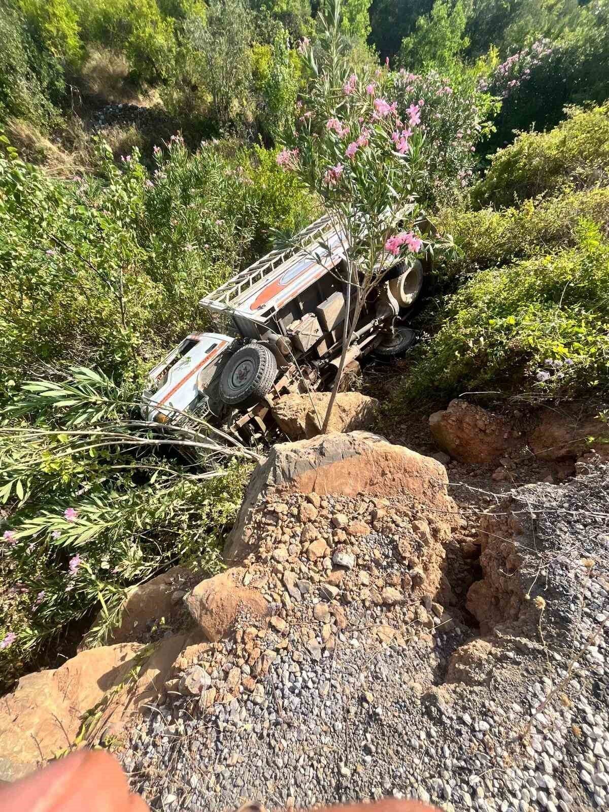Antalya’nın Gazipaşa ilçesinde kamyonetin şarampole yuvarlandığı kazada, 3 kişi yaralandı.