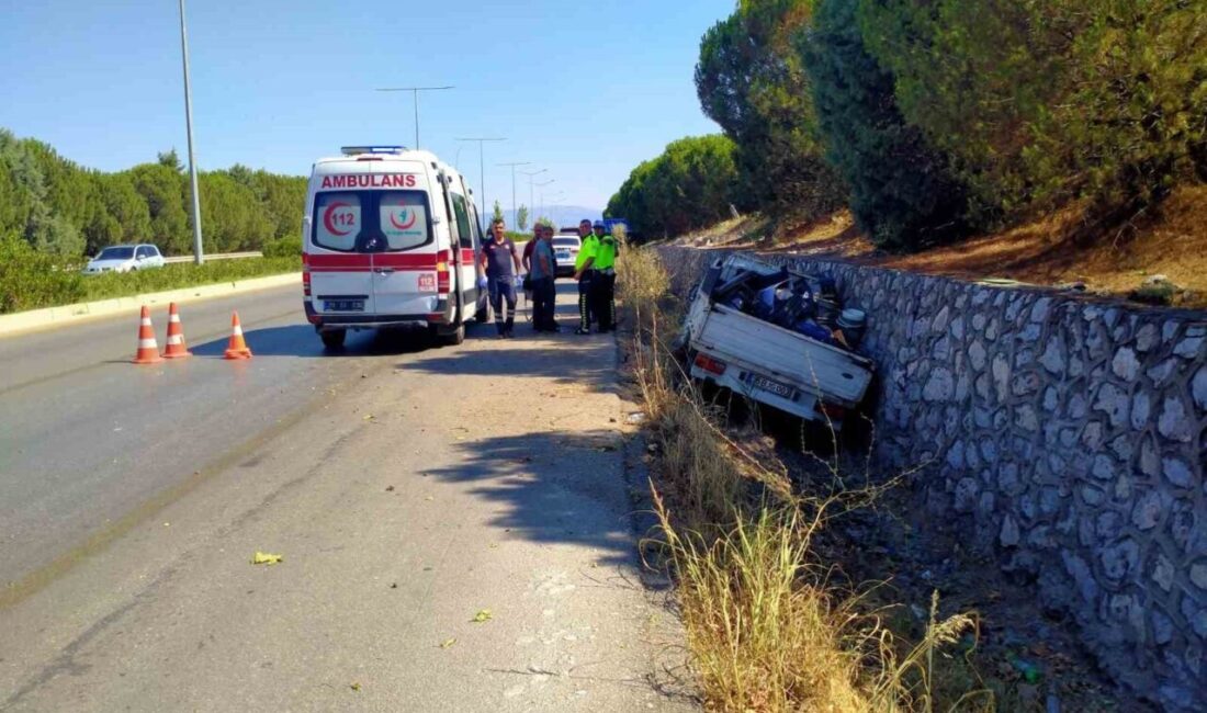 Denizli’de sürücüsünün direksiyon hakimiyetini kaybettiği kamyonet yoldan çıktı. Yol kenarındaki