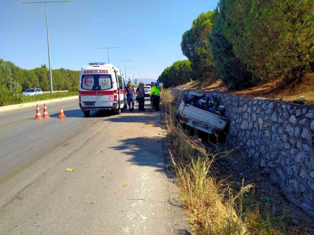 Denizli’de sürücüsünün direksiyon hakimiyetini kaybettiği kamyonet yoldan çıktı. Yol kenarındaki