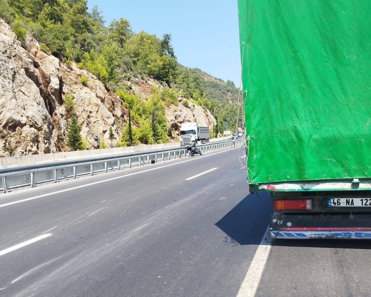 Antalya’nın Gazipaşa ilçesinde aynı yönde seyreden kamyonete arkadan çarpan motosikletin