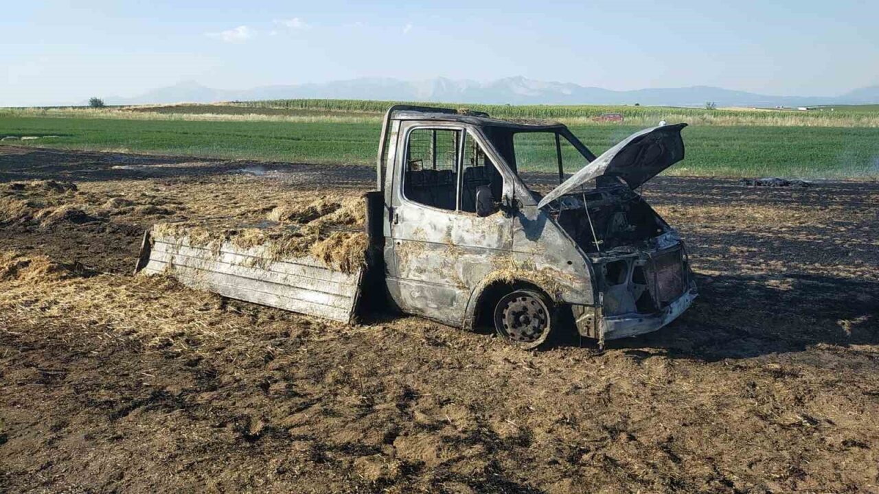 Denizli’de kamyoneti yüklediği samanlarla birlikte yanan yetiştiriciye para ve 150