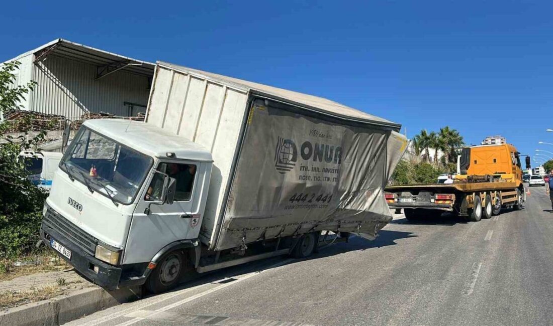 Samsun’da rampa aşağı inerken freni patlayan kamyonetin sürücüsü kaldırıma çıkarak