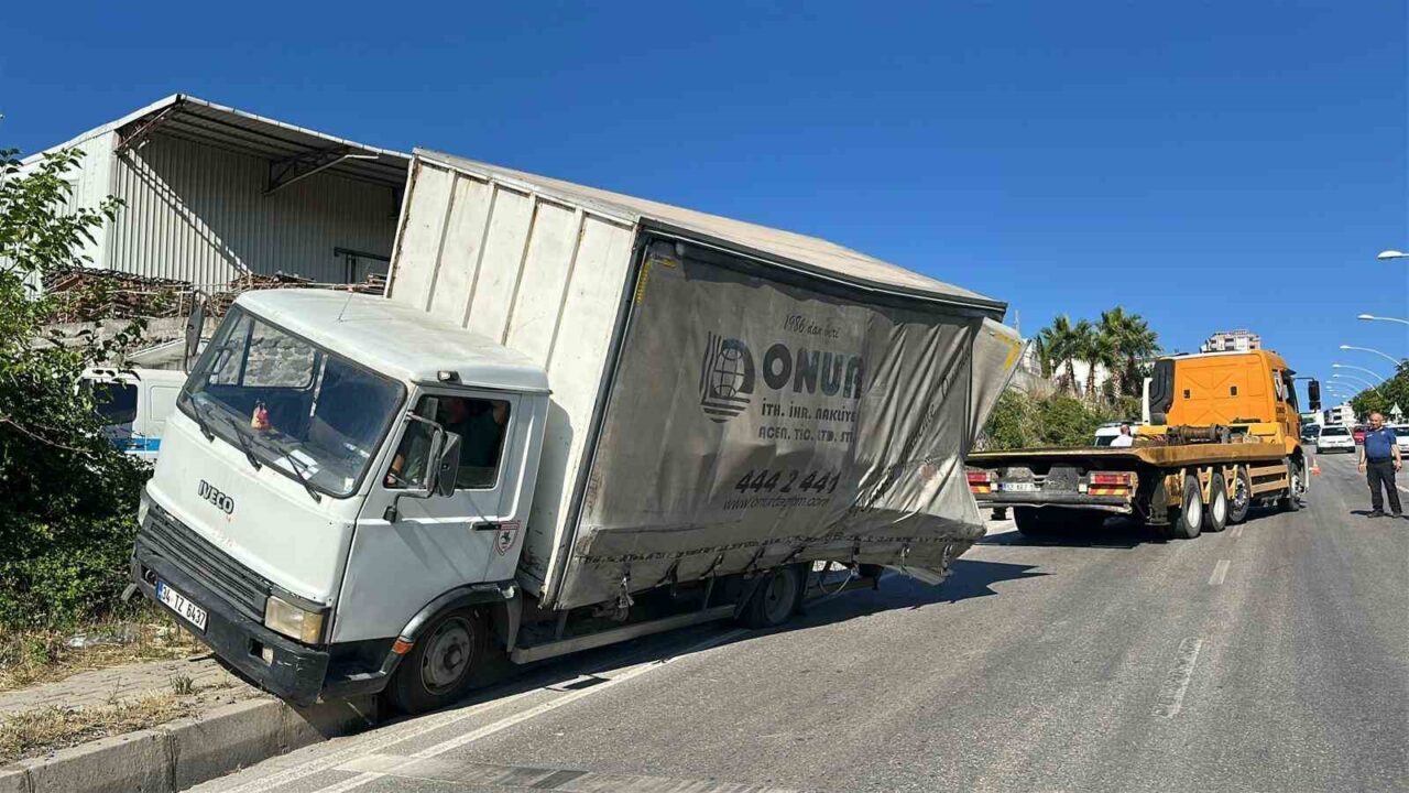 Samsun’da rampa aşağı inerken freni patlayan kamyonetin sürücüsü kaldırıma çıkarak
