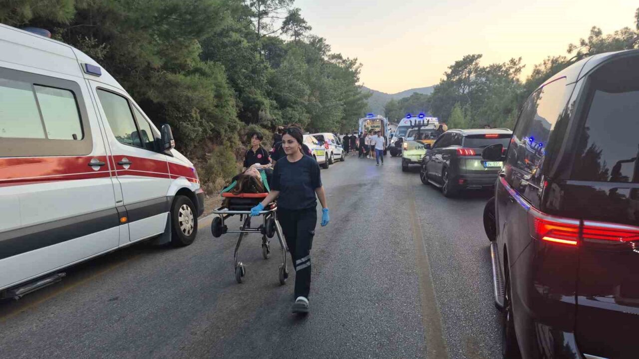 Muğla’nın Bodrum ilçesinde kamyonetle otomobilin kafa kafaya çarpıştığı trafik kazasında