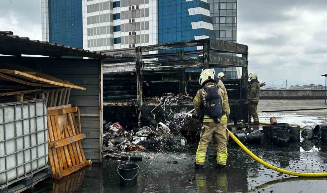 İstanbul’un Bayrampaşa ilçesinde sanayi sitesinin otoparkında park halindeki kamyonet yanarak