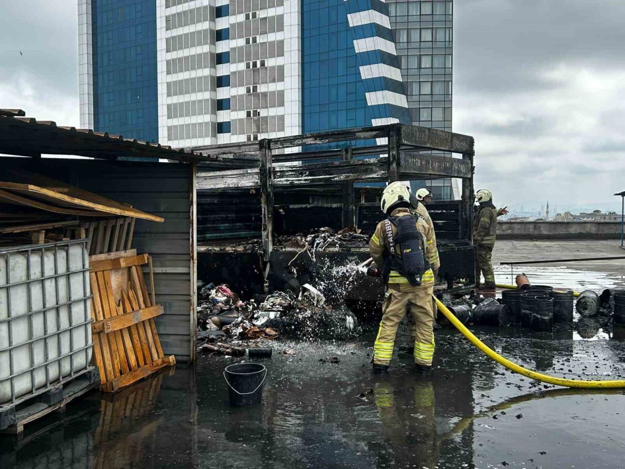 İstanbul’un Bayrampaşa ilçesinde sanayi sitesinin otoparkında park halindeki kamyonet yanarak
