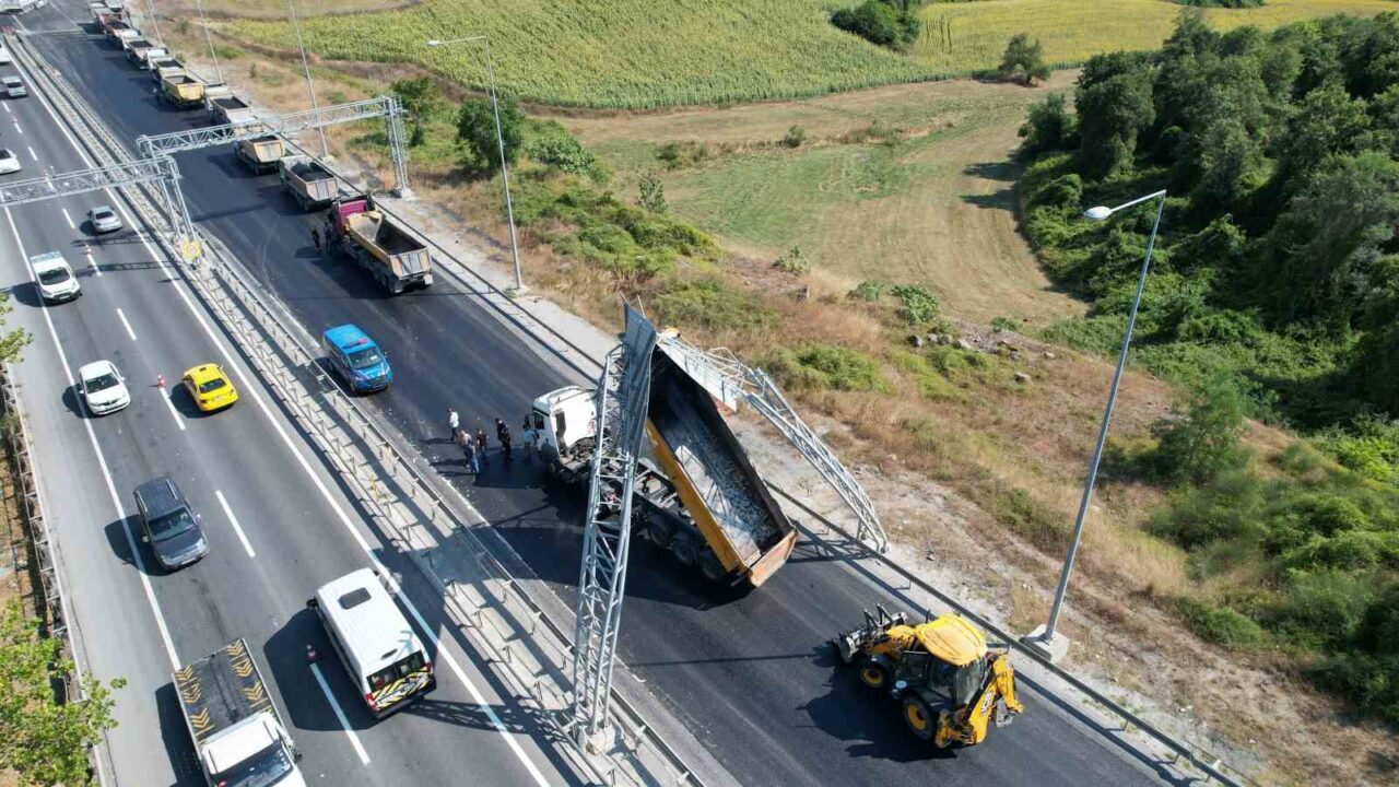 İstanbul’un Arnavutköy ilçesinde asfalt dökme işleminin ardından kamyonun açık unutulan