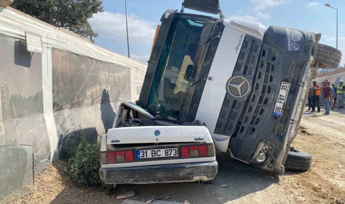 Hatay’da şantiyede içerisinde sürücüsünün kontrolü kaybettiği toprak yüklü hafriyat kamyonu,