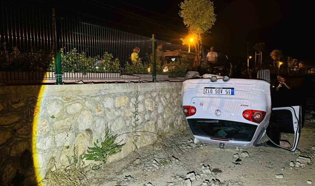 Burdur’un Bucak ilçesinde gece saatlerinde meydana gelen trafik kazasında, sürücüsünün