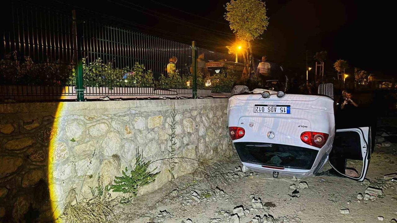 Burdur’un Bucak ilçesinde gece saatlerinde meydana gelen trafik kazasında, sürücüsünün