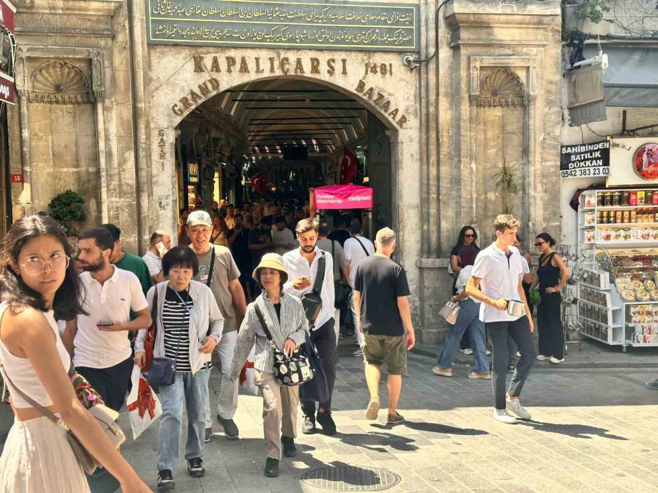 Kapalıçarşı tarihi dokusuyla ve geniş ürün yelpazesiyle yerli ve yabancı