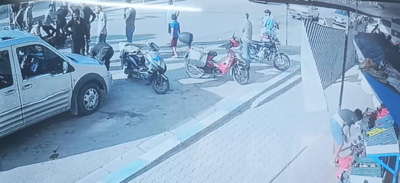 Hatay’da hafif ticari araç sürücüsünün açtığı kapıya çarpan motosiklet sürücüsü