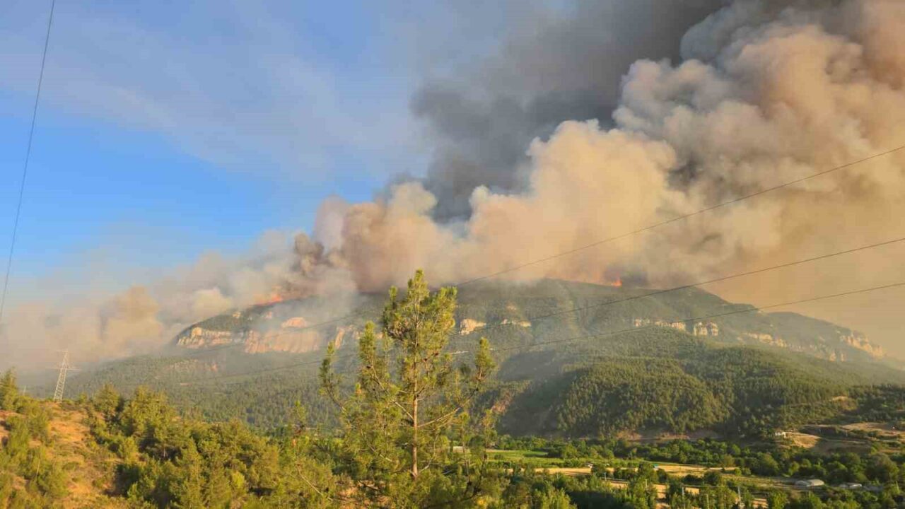 Karabük’teki orman yangını karayolu istikametine doğru ilerlemesini sürdürürken, merkeze bağlı