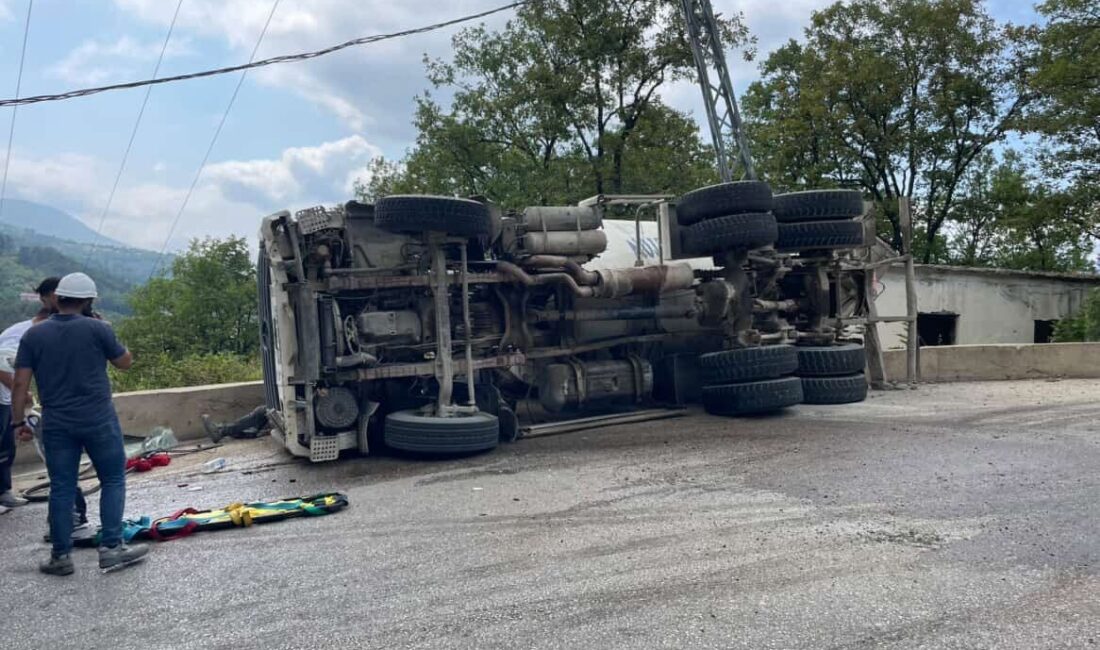 Karabük’ün Yenice ilçesinde beton mikserinin devrilmesi sonucu meydana gelen trafik