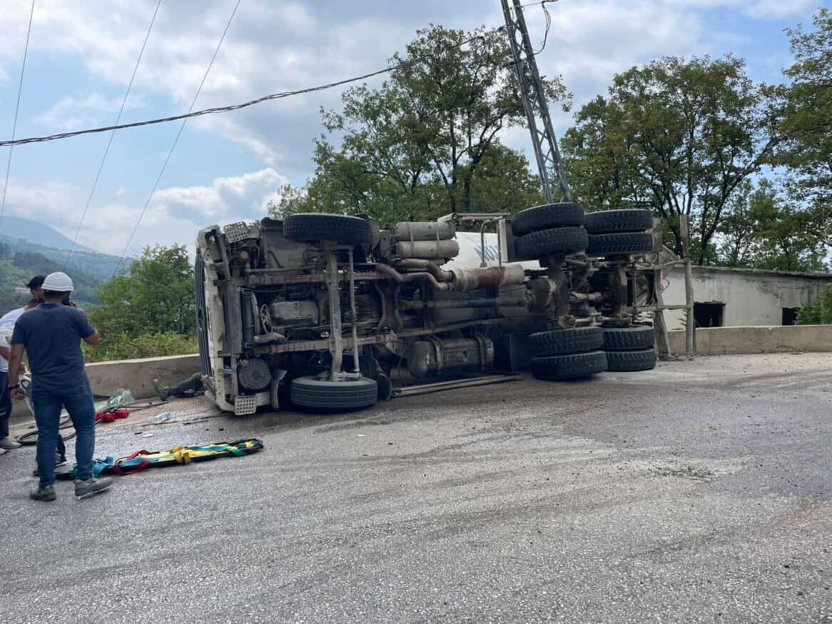 Karabük’ün Yenice ilçesinde beton mikserinin devrilmesi sonucu meydana gelen trafik