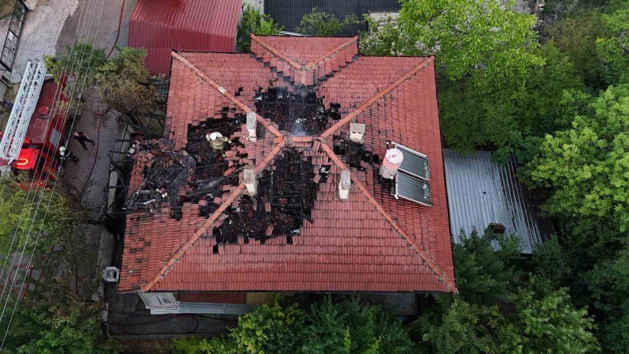 Karabük’ün Safranbolu ilçesinde kamelyada çıkan ve iki katlı eve sıçrayan