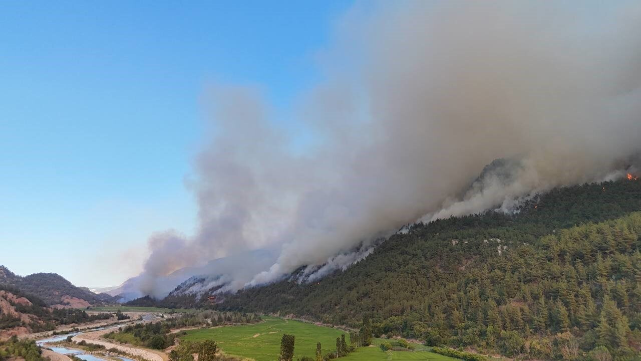 Karabük’ün Safranbolu ilçesine bağlı Çavuşlar köyünde başlayan ve rüzgarın etkisiyle