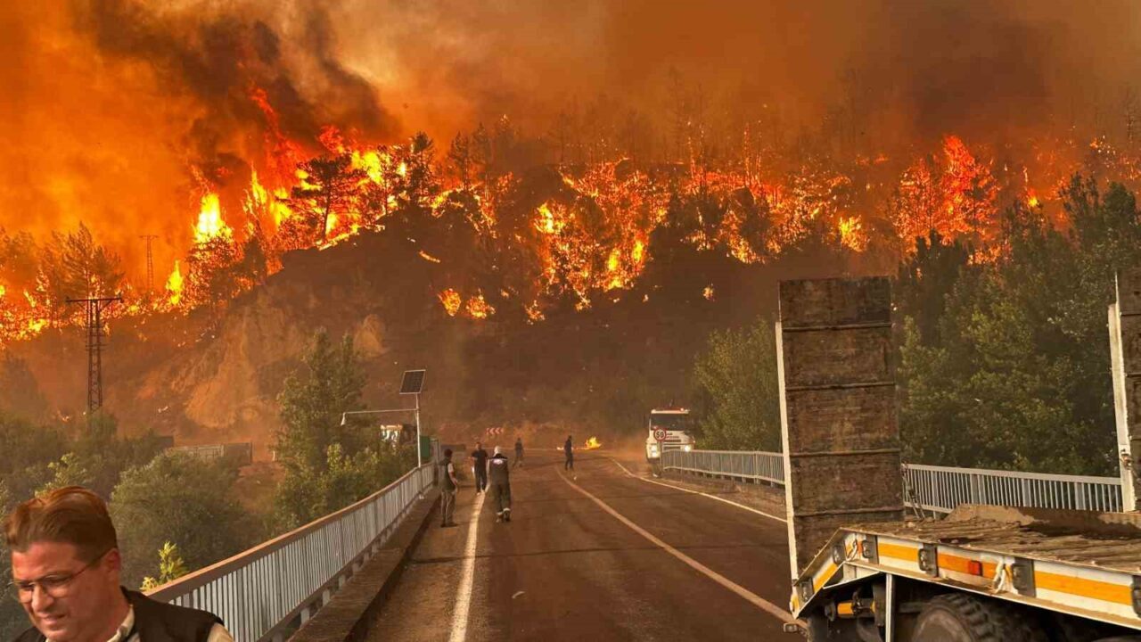 Karabük’ün Safranbolu ilçesine bağlı Çavuşlar köyünde çıkan yangına müdahale sürerken,