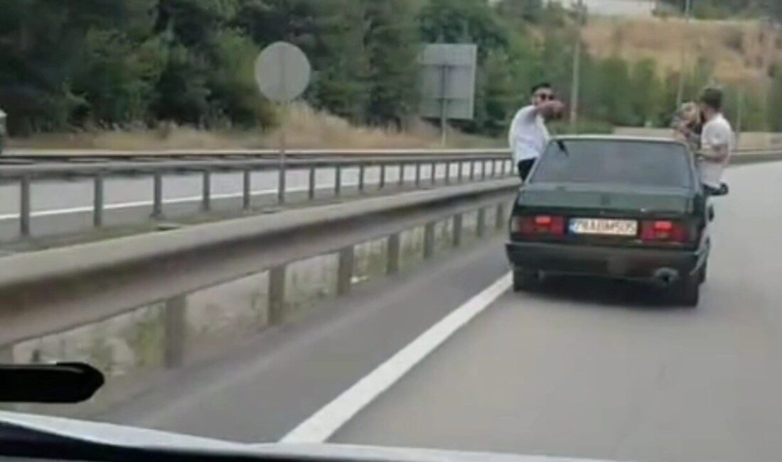 Karabük’te asker konvoyundaki araçların ve bir kamyonetin trafikte yaptığı tehlikeli