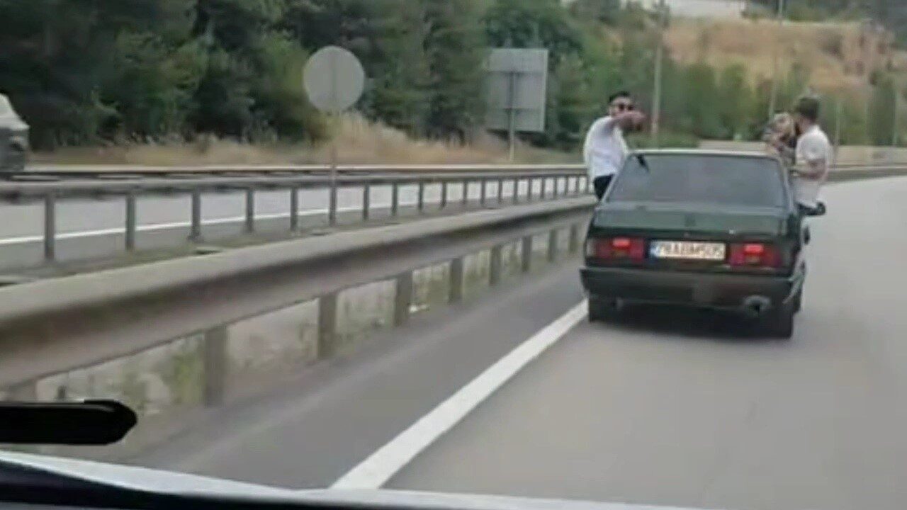 Karabük’te asker konvoyundaki araçların ve bir kamyonetin trafikte yaptığı tehlikeli