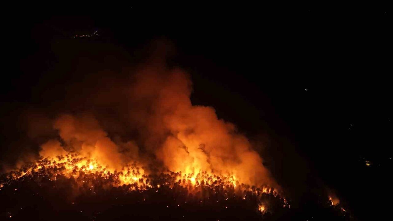 Karabük’te geniş bir alanda etkili olmaya devam eden orman yangını