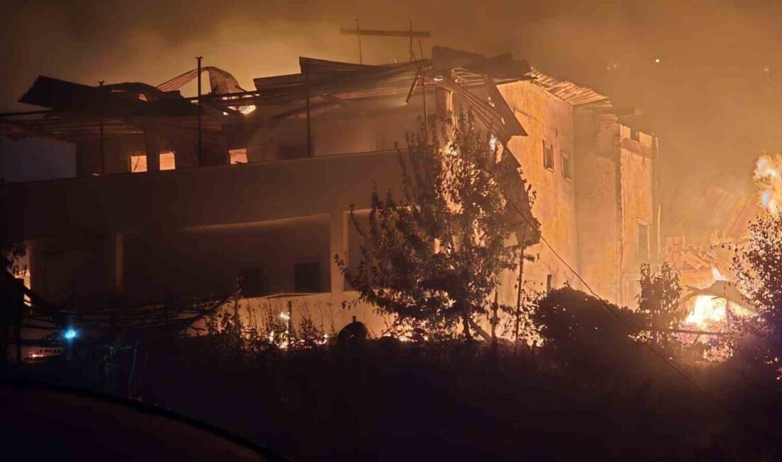 Karabük’te hızla yayılmaya devam eden orman yangınında 40 ev yanarken,