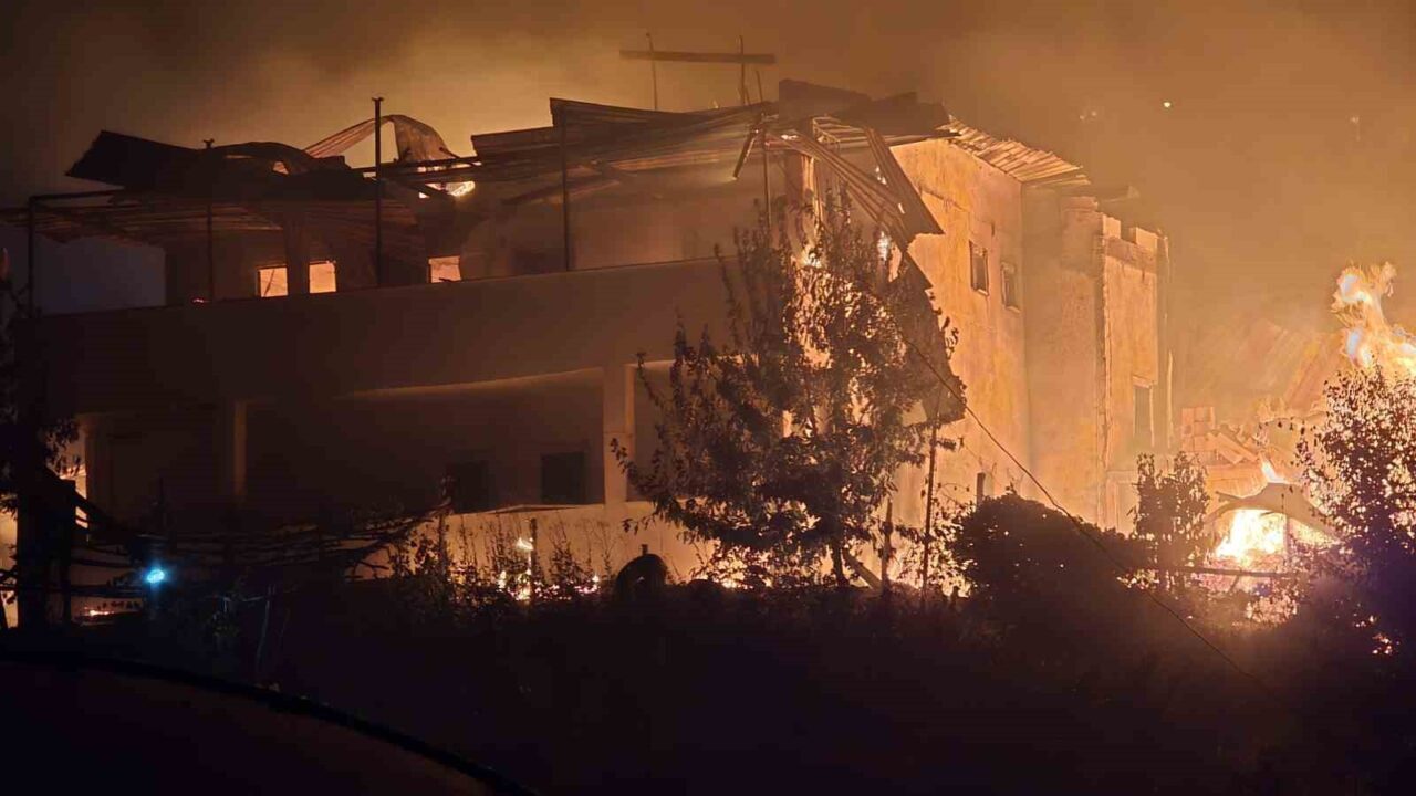 Karabük’te hızla yayılmaya devam eden orman yangınında 40 ev yanarken,