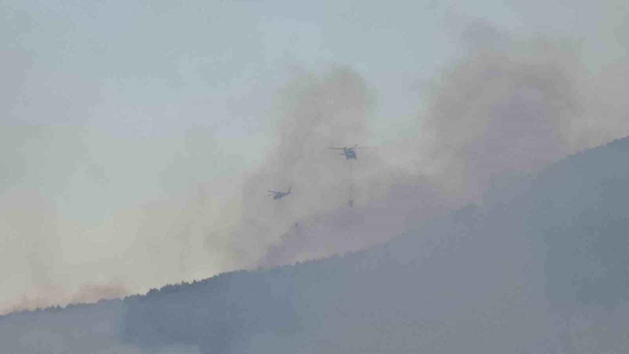 Karabük’te 4 gündür devam eden orman yangını rüzgarın etkisiyle hızla