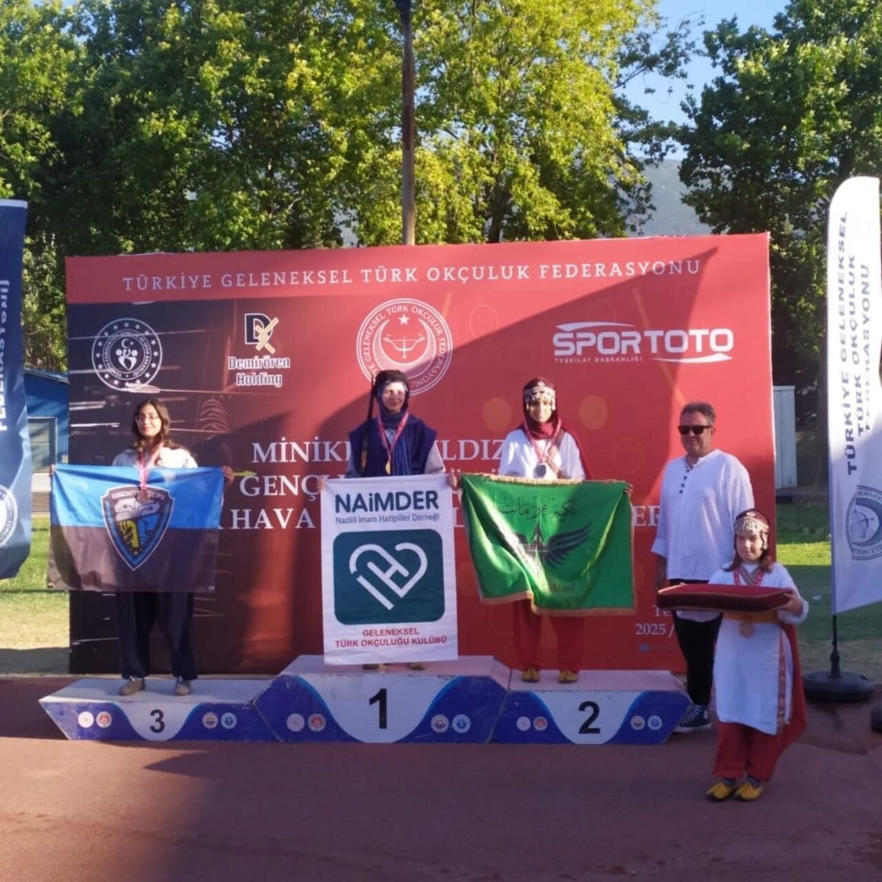 Karacabey Belediyesporlu okçular, Türkiye Okçuluk Federasyonu’nun düzenlediği 2025 Açık Hava