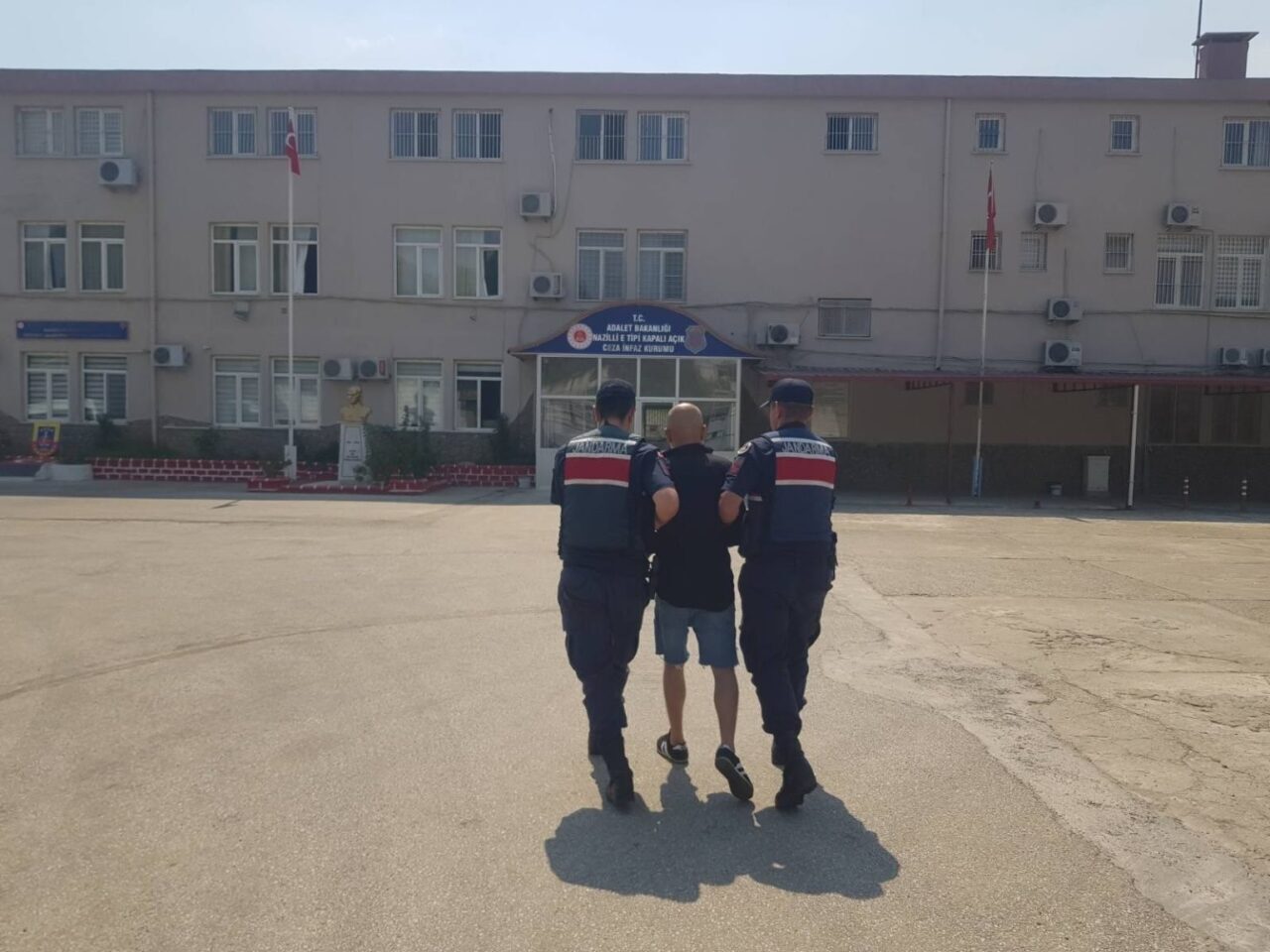 Aydın’ın Karacasu ilçesinde hakkında kesinleşmiş hapis cezası bulunan şahıs jandarma