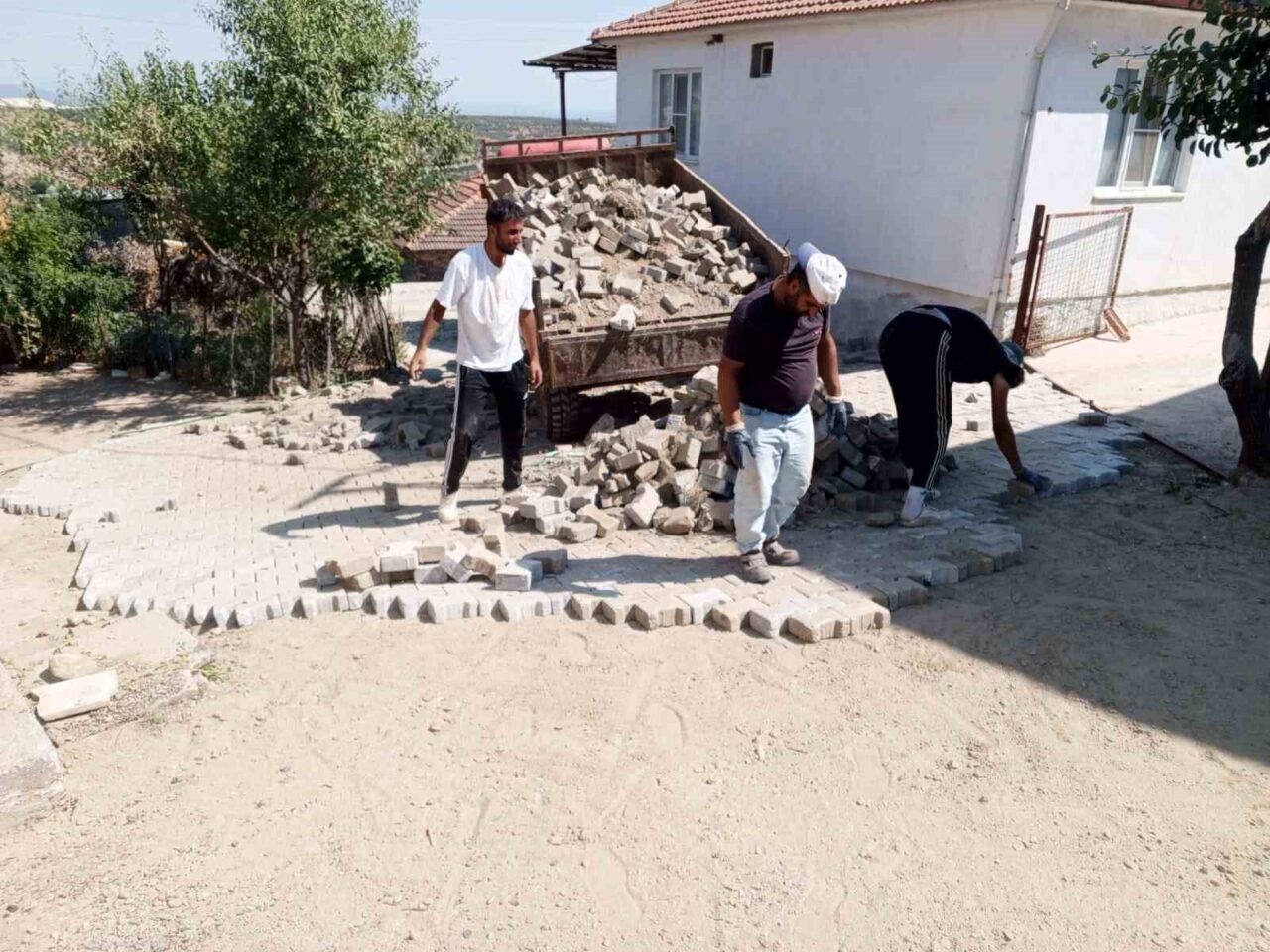 Aydın’ın Karacasu ilçesinde yo yapım çalışmalarına devam eden belediye ekiplerinin