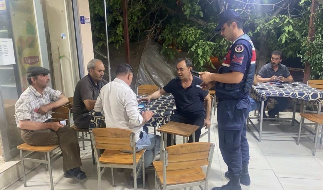 Aydın’ın Karacasu ilçesinde gerçekleştirilen ‘Sıcak Nokta’ uygulamasında 2 aranan şahıs