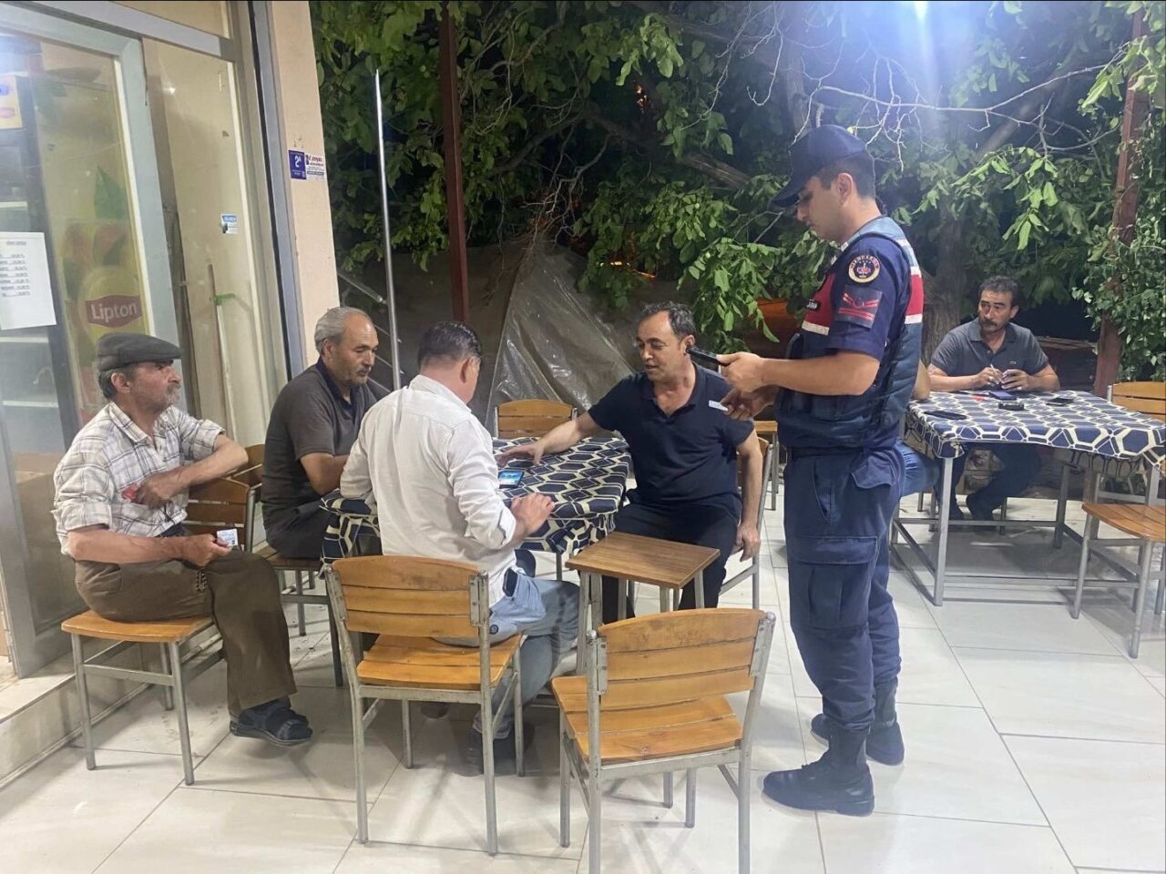 Aydın’ın Karacasu ilçesinde gerçekleştirilen ‘Sıcak Nokta’ uygulamasında 2 aranan şahıs