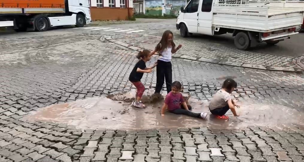 Artvin’in Hopa ilçesinde yağmur sonrası oluşan su birikintileri çocukların eğlencesine