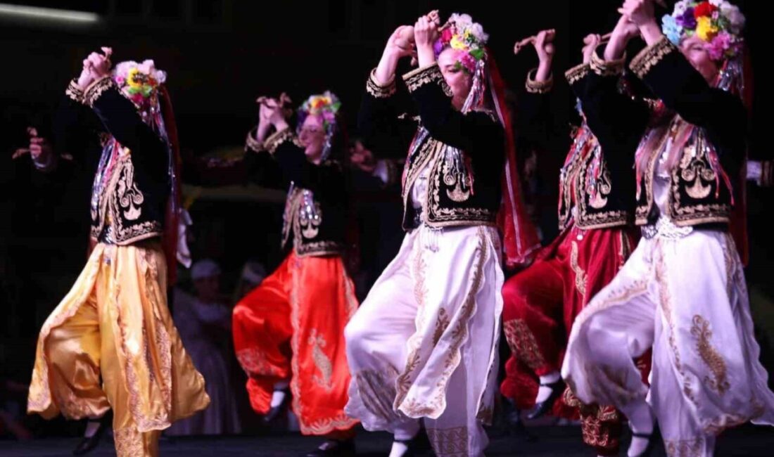 Selin Kuyucu Kılıç ve Gökhan Kılıç yönetimindeki Karagöz Halkdansları Topluluğu,