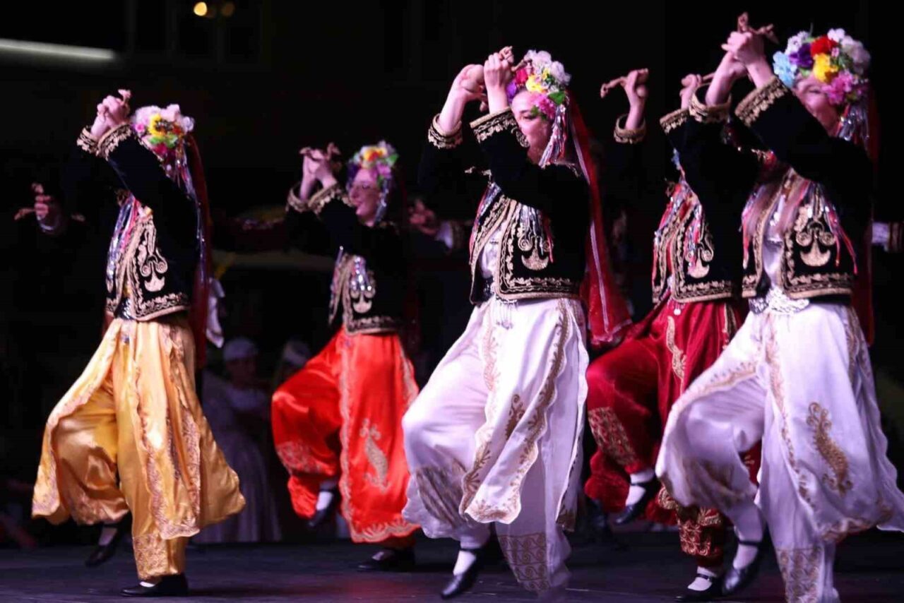 Selin Kuyucu Kılıç ve Gökhan Kılıç yönetimindeki Karagöz Halkdansları Topluluğu,