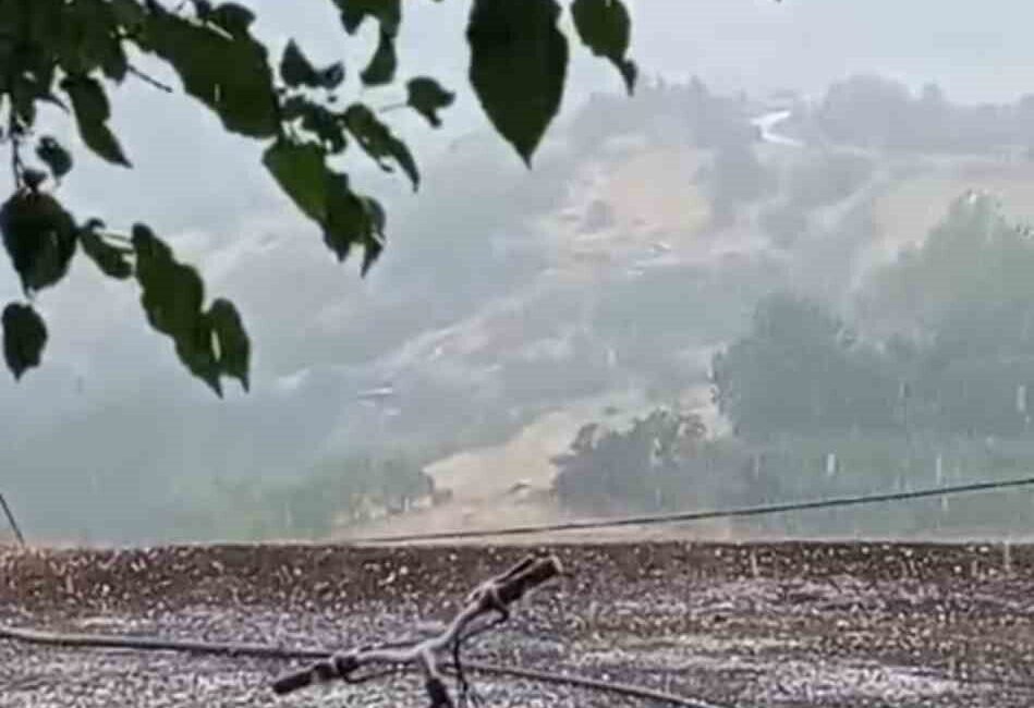 Elazığ’ın Karakoçan ilçesinde dolu yağışı etkili oldu. Kısa sürede köyü