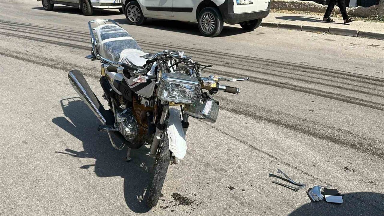 Karaman’da cip ile çarpışan motosikletin sürücüsü yola savrularak yaralandı. Kaza,