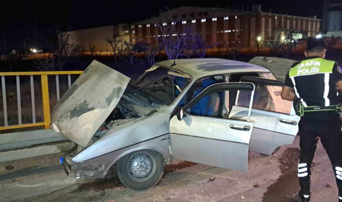 Karaman’da sürücüsünün kontrolünden çıkan otomobil önce trafik levhasına sonra üst