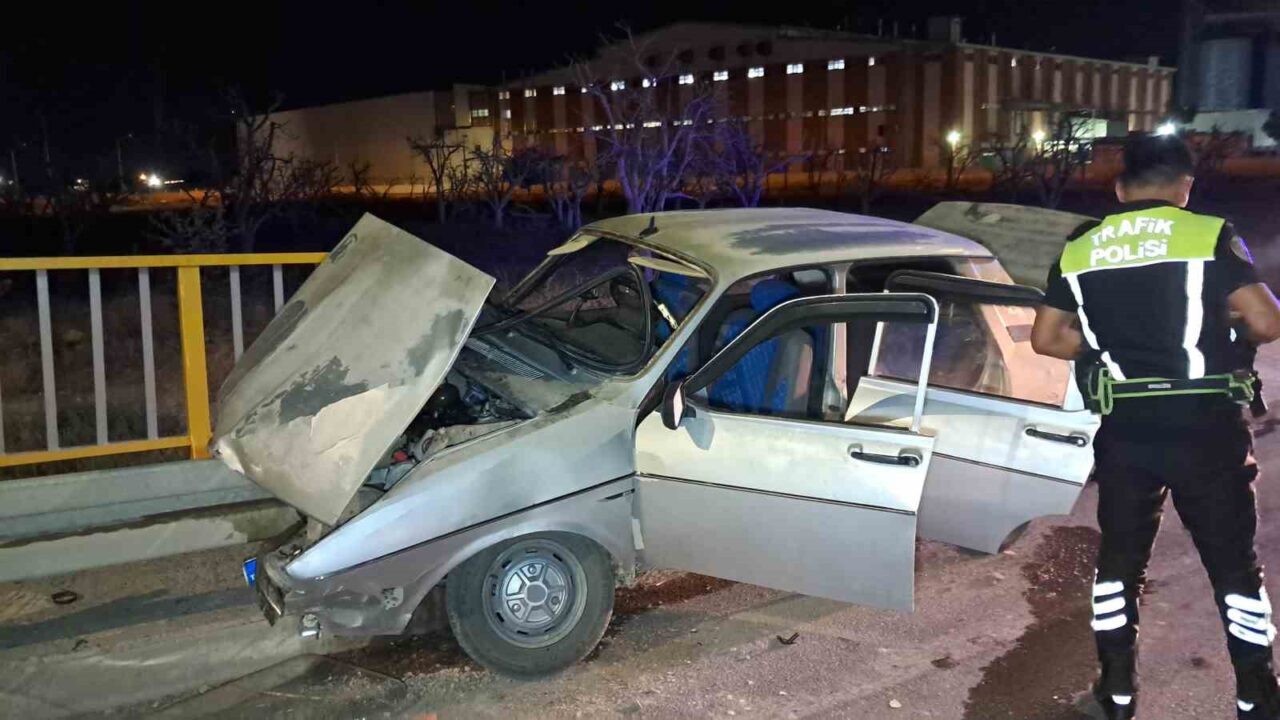 Karaman’da sürücüsünün kontrolünden çıkan otomobil önce trafik levhasına sonra üst