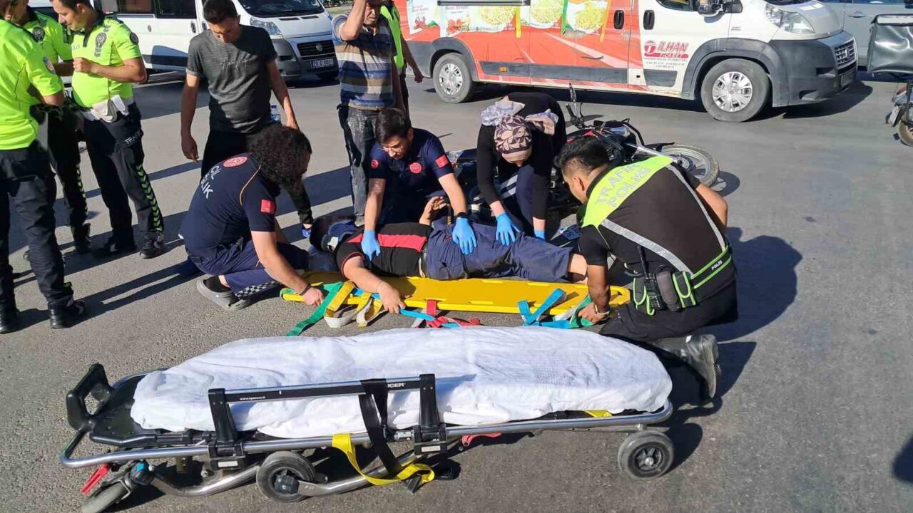 Karaman’da otomobil ile çarpışan motosiklet sürücüsü yola savrularak yaralandı. Kaza,