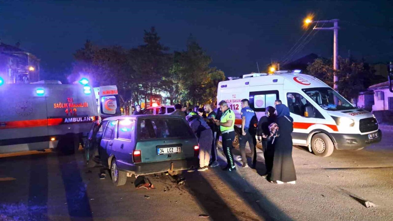 Karaman’da otomobil ile çarpışan motosikletteki anne ile oğlu yaralandı. Kaza,