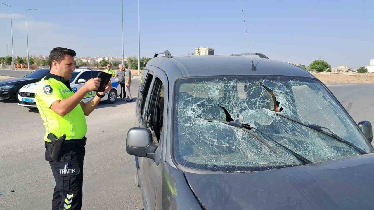 Karaman’da otomobil ile hafif ticari aracın çarpışması sonucu meydana gelen